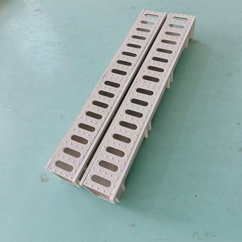 Ce coduri sau standarde de construcție reglementează instalarea canalelor de drenaj din rășină?